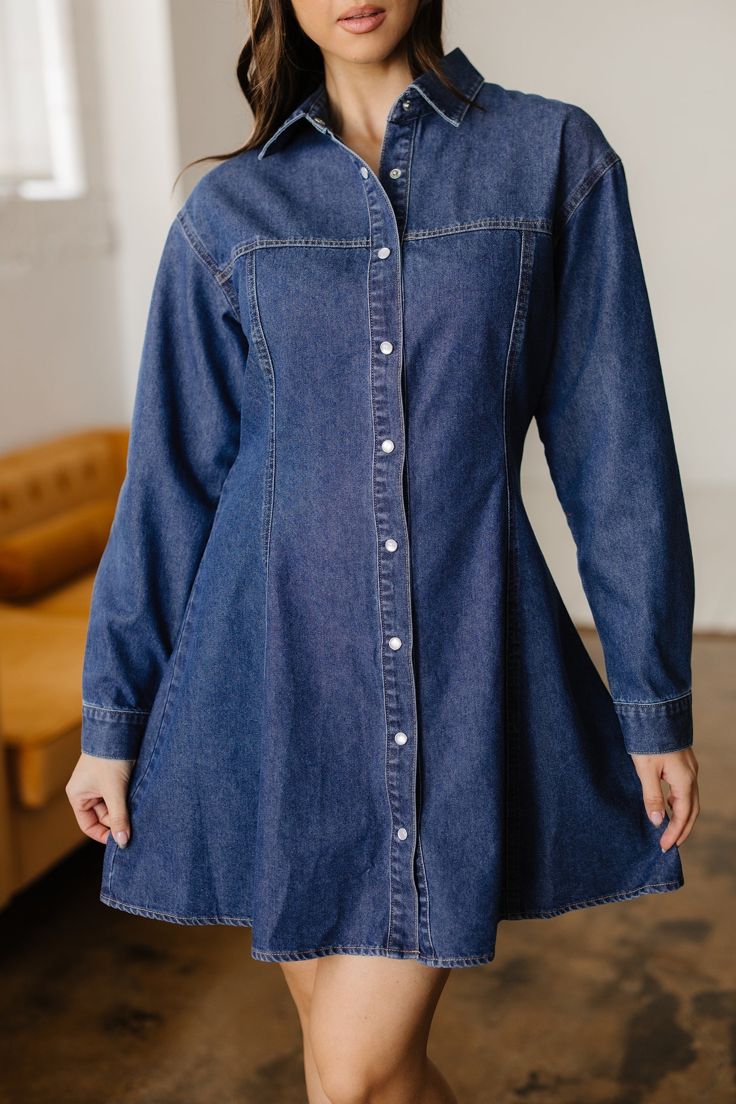 Vestido mini de denim azul Ashleigh con cuello camisero y manga larga