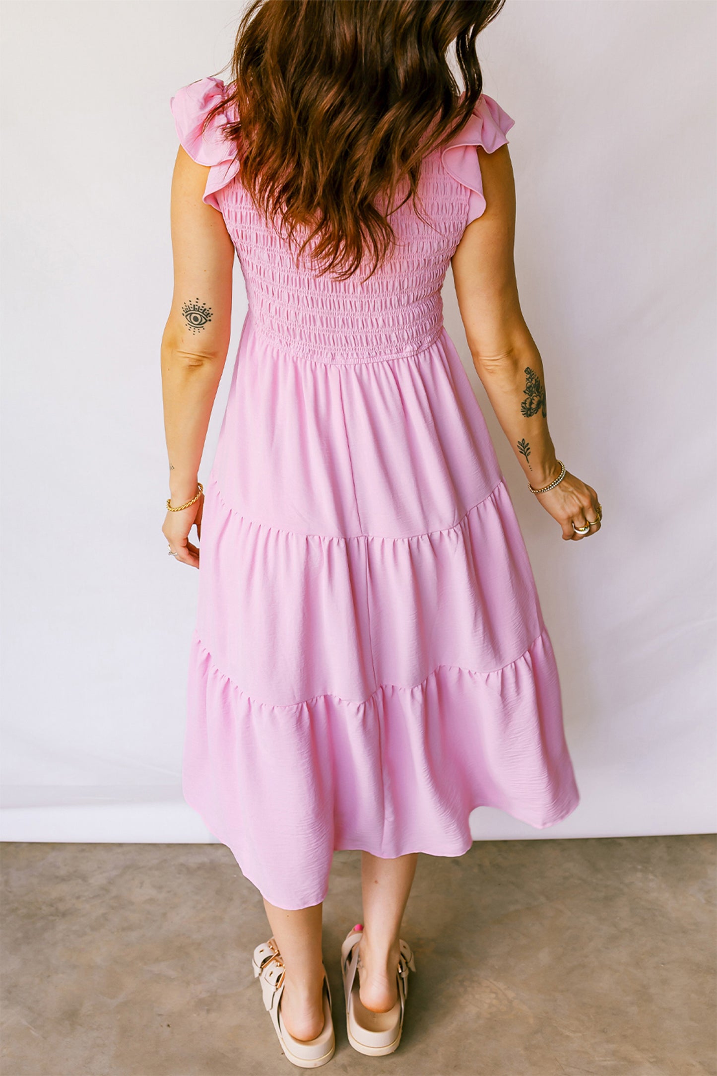 Vestido midi rosa con cuerpo smock y mangas flutter