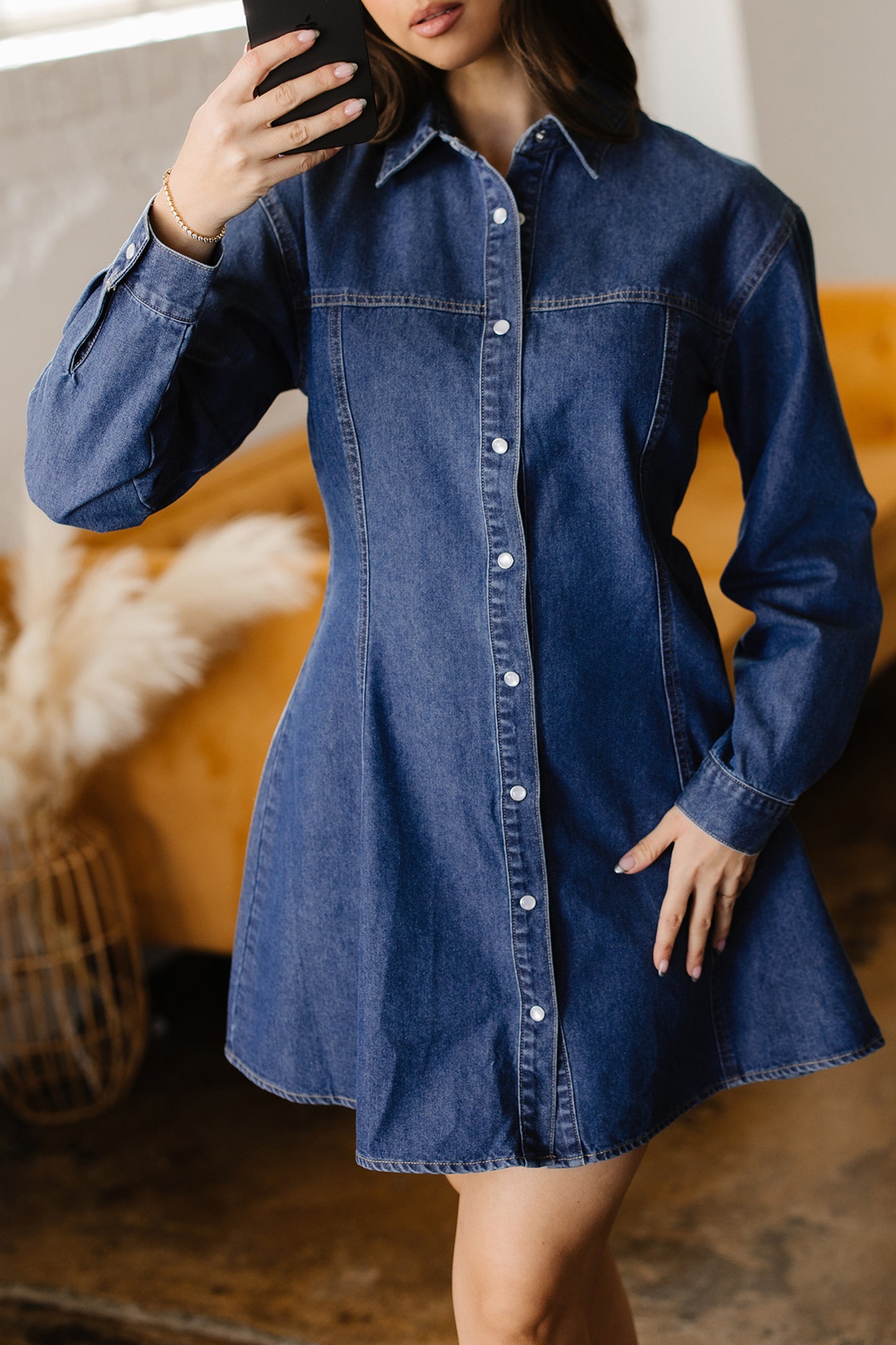 Vestido mini de denim azul Ashleigh con cuello camisero y manga larga