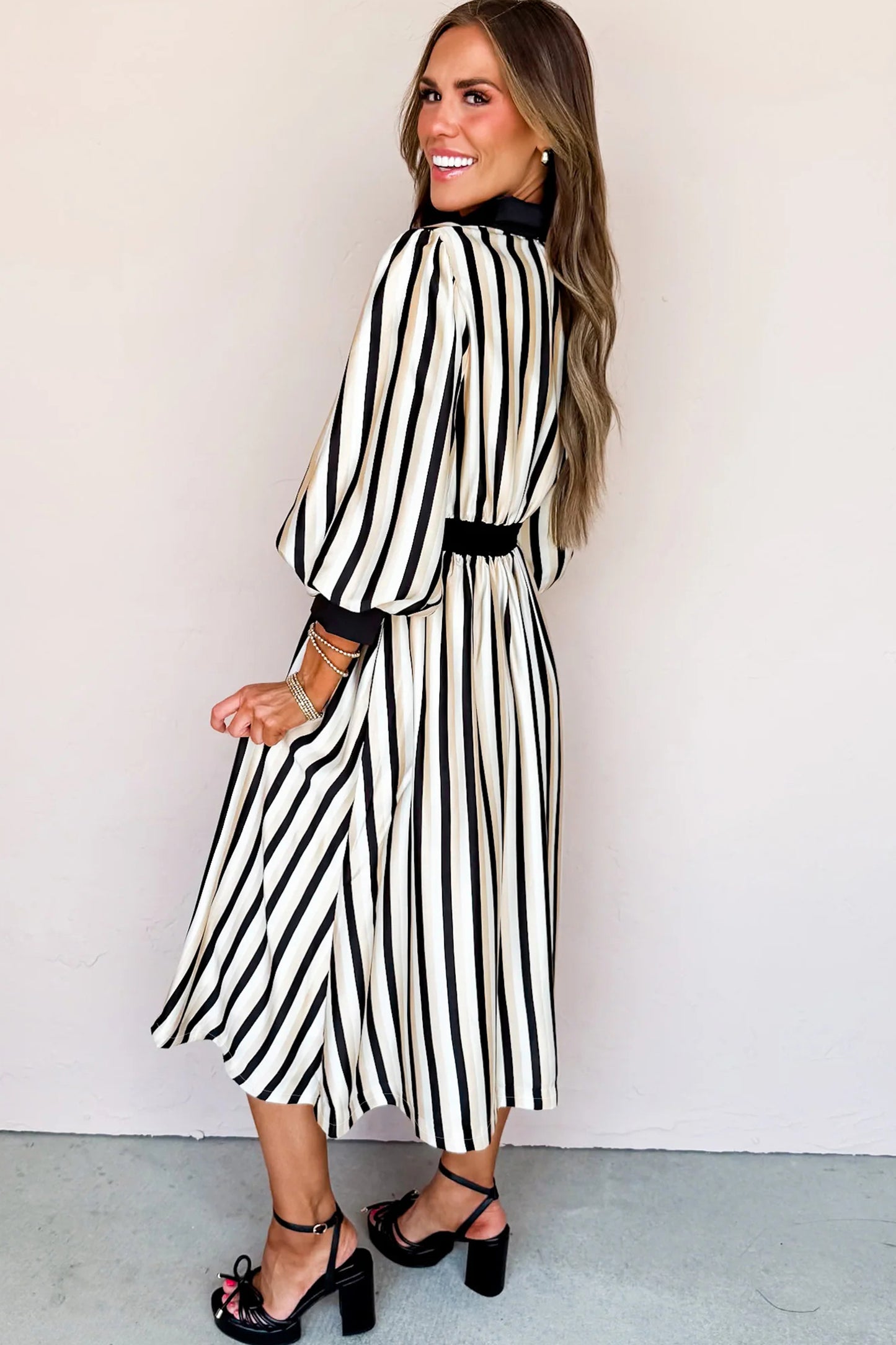 Vestido midi camisero negro a rayas con mangas 3/4 abullonadas y botones