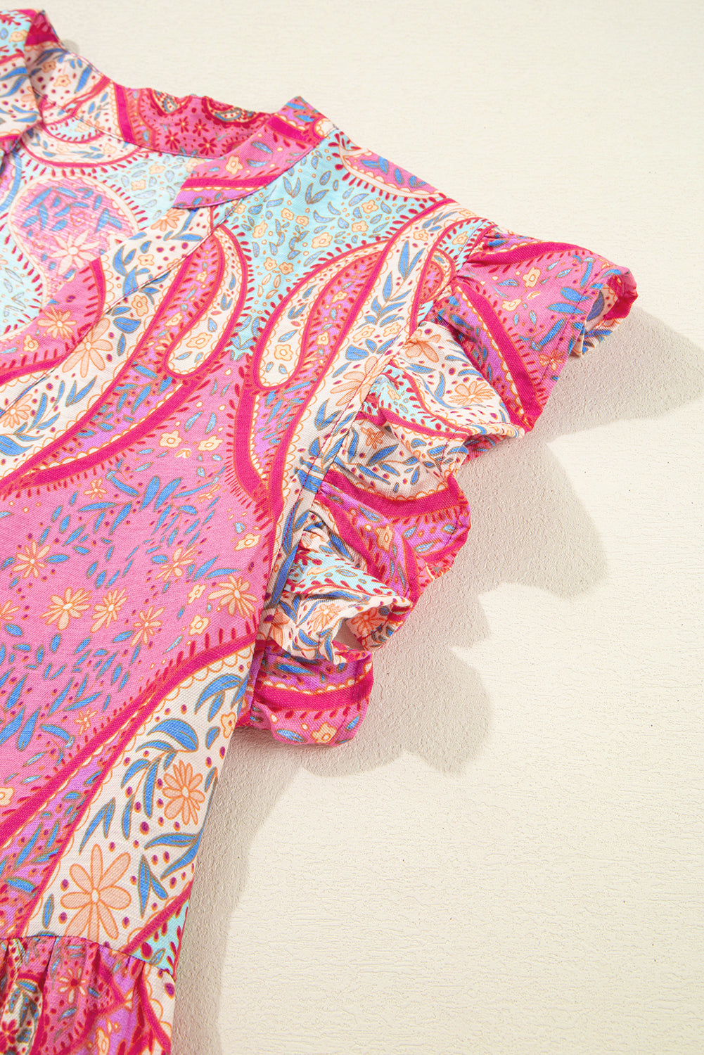 Vestido midi rosa con estampado paisley étnico y mangas con volantes