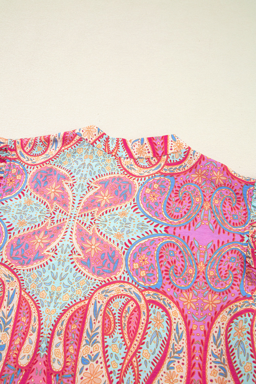 Vestido midi rosa con estampado paisley étnico y mangas con volantes