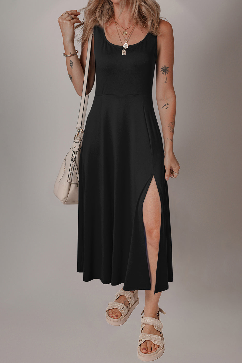 Vestido midi negro sin mangas con escote redondo y abertura