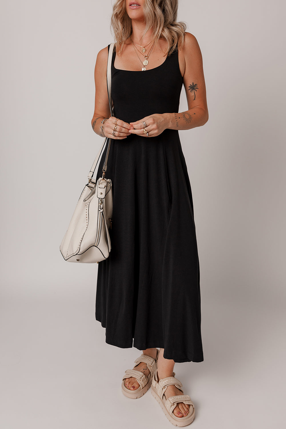 Vestido midi negro sin mangas con escote redondo y abertura