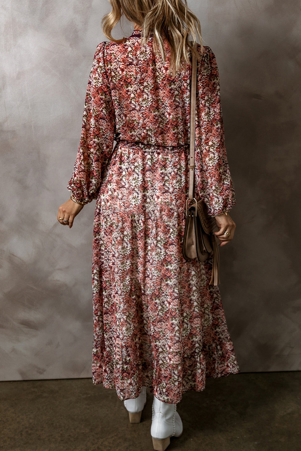 Vestido midi café con estampado floral, escote en V, detalles con volantes y abertura lateral