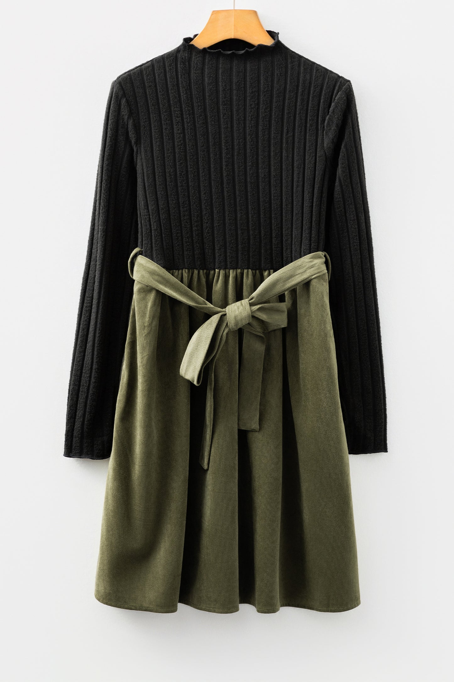 Vestido negro patchwork con cuerpo acanalado y falda acampanada en contraste