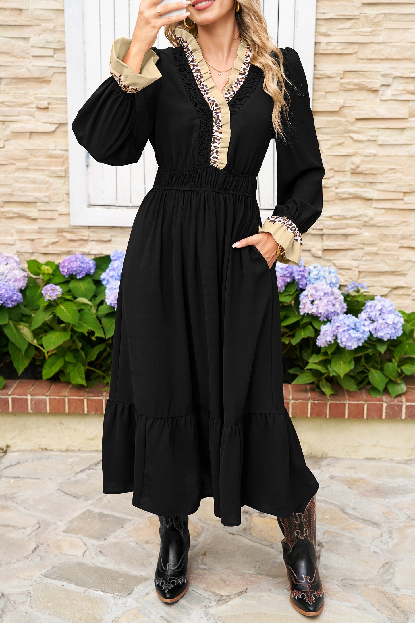 Vestido midi negro con estampado leopardo y volantes en contraste