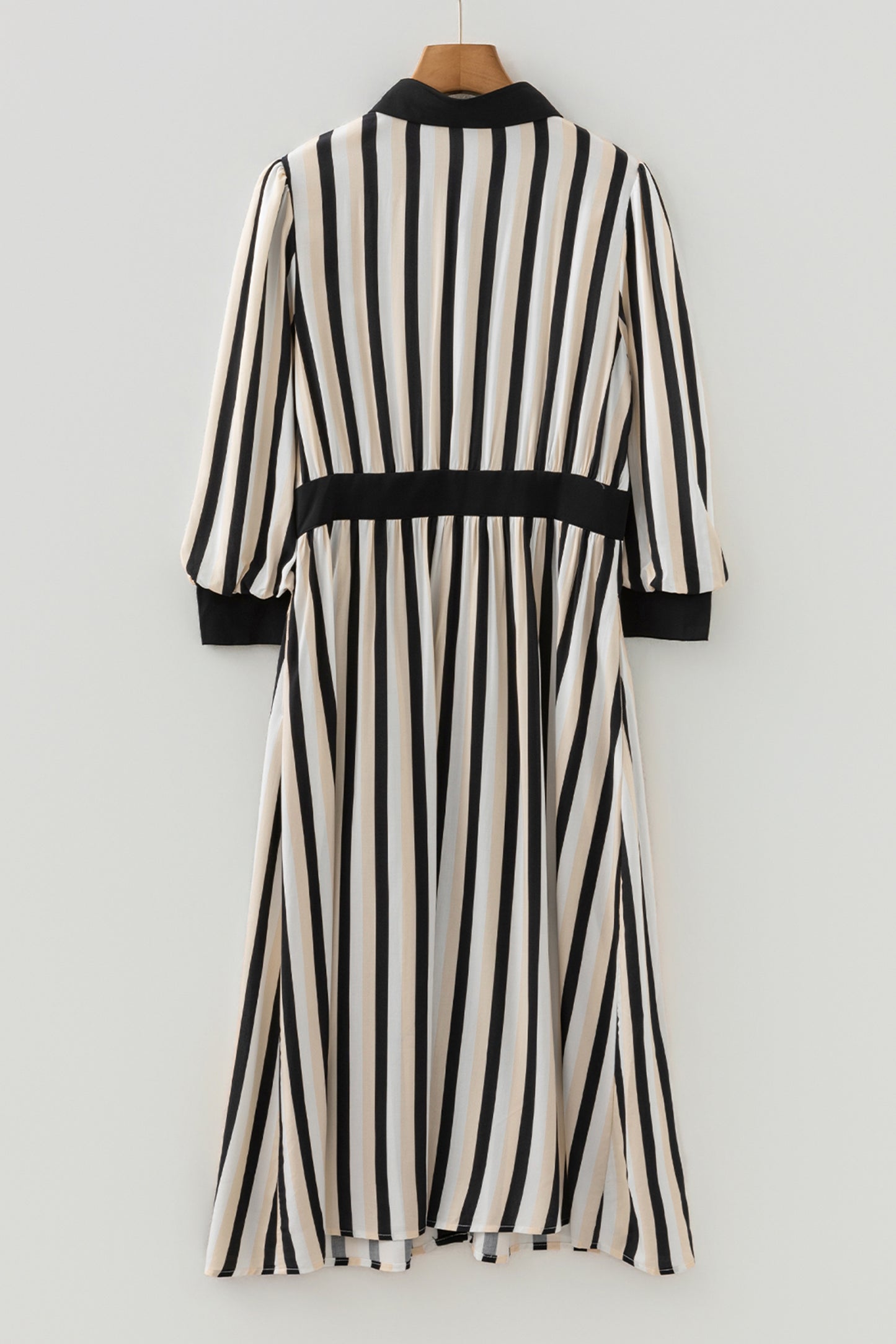 Vestido midi camisero negro a rayas con mangas 3/4 abullonadas y botones
