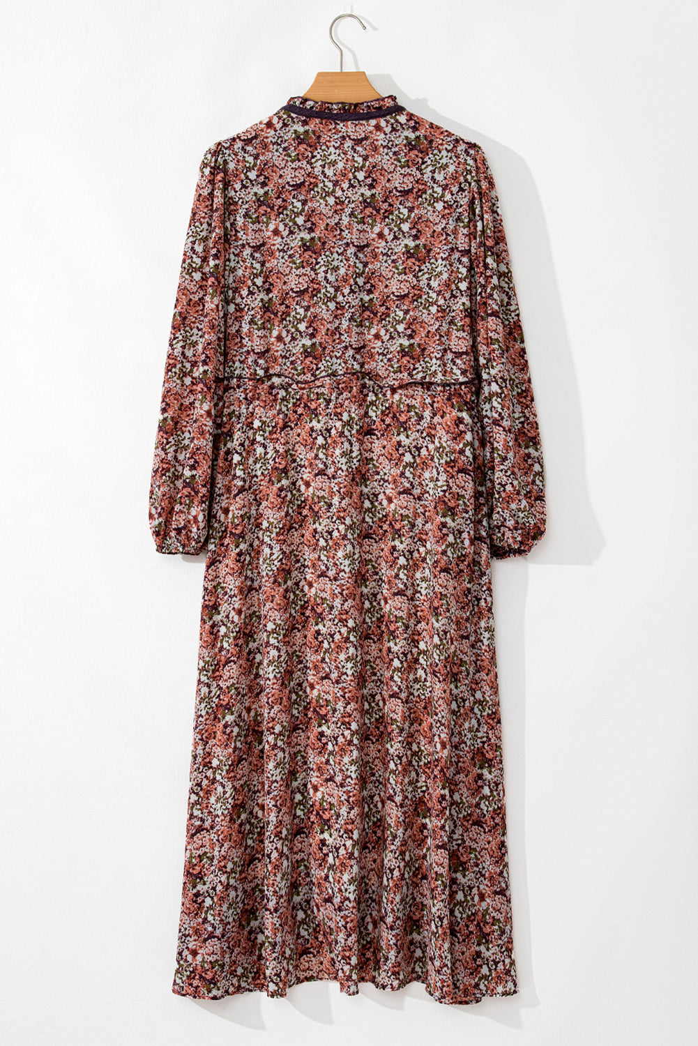 Vestido midi café con estampado floral, escote en V, detalles con volantes y abertura lateral