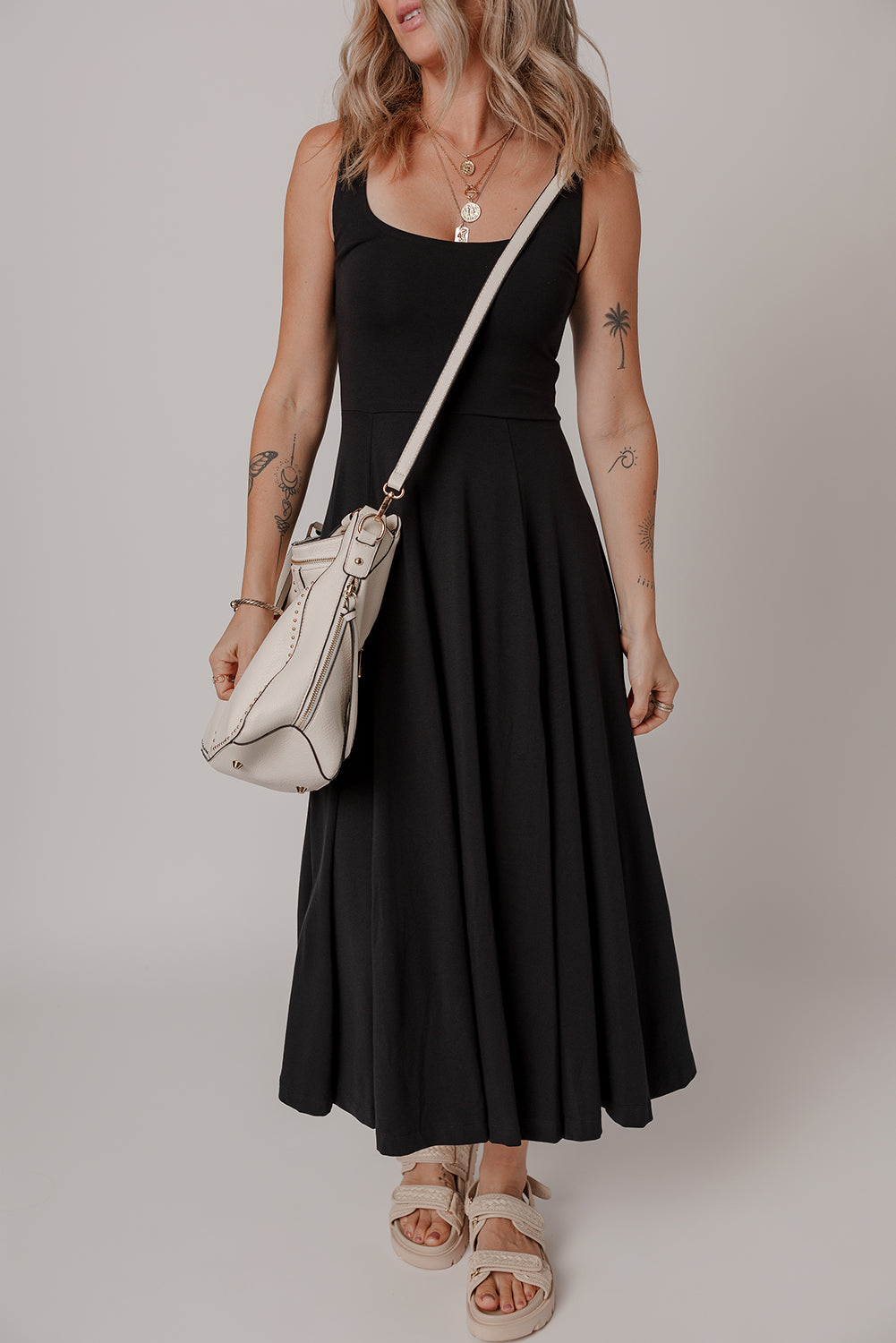 Vestido midi negro sin mangas con escote redondo y abertura