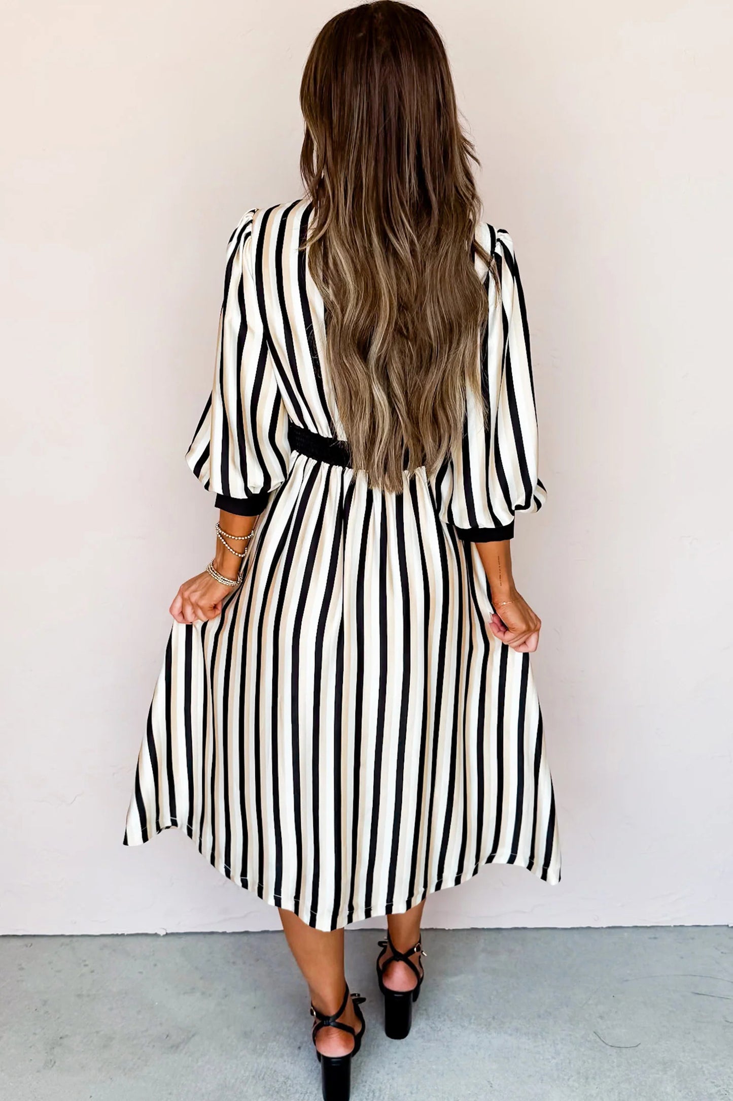 Vestido midi camisero negro a rayas con mangas 3/4 abullonadas y botones