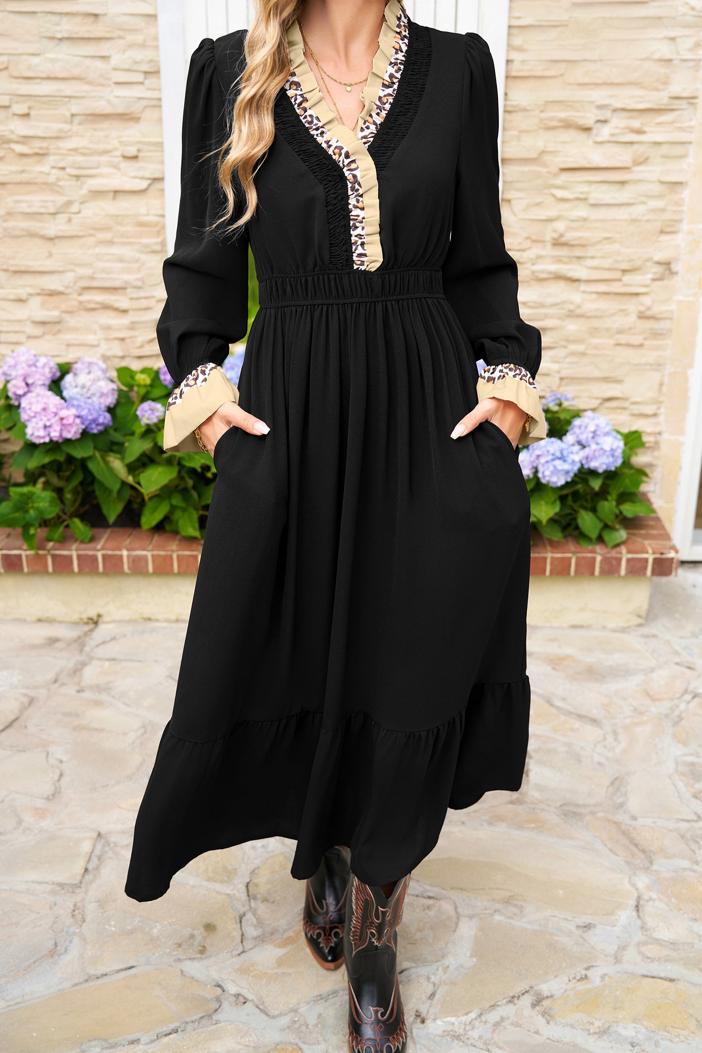 Vestido midi negro con estampado leopardo y volantes en contraste