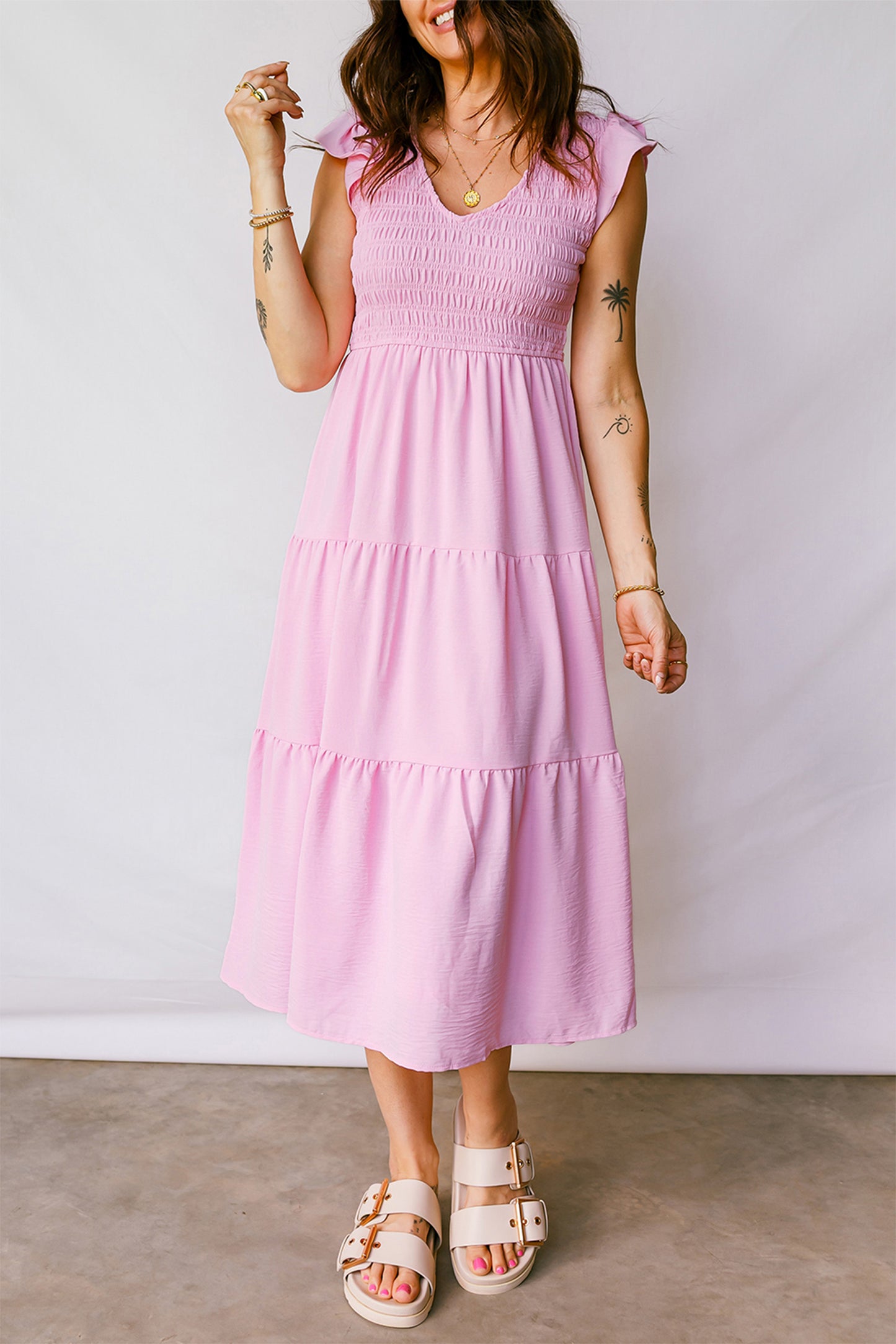 Vestido midi rosa con cuerpo smock y mangas flutter
