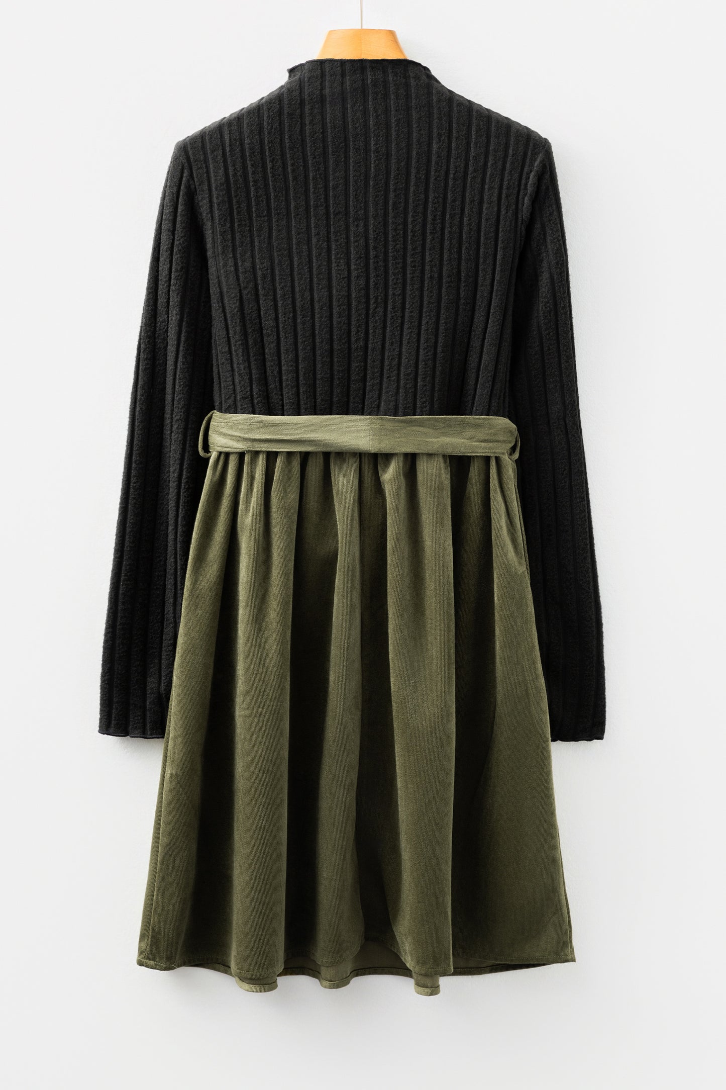 Vestido negro patchwork con cuerpo acanalado y falda acampanada en contraste