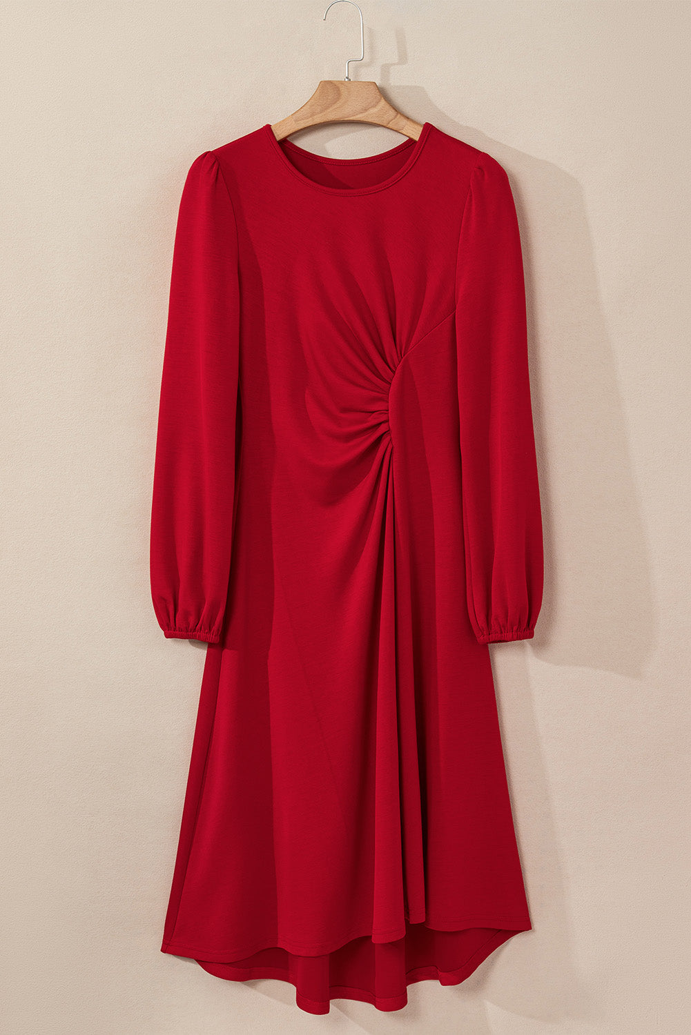 Vestido midi rojo intenso con fruncido en cintura y mangas largas